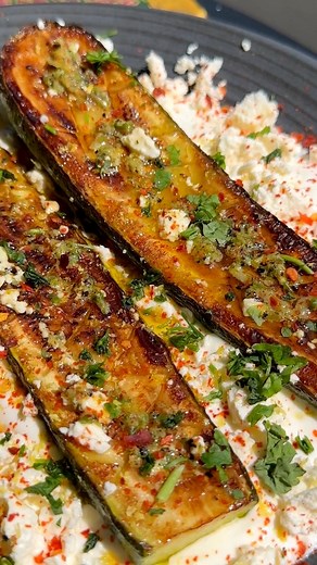 Gebratene Zucchini mit Bärlauchsoße➡️ Zutaten für 2 Teller: 🔴3 kleine Zucchini 🔴2 x150g griechischer Joghurt 🔴200 g Feta🔴Chiliflocken 🔴Basilikum oder Petersilie 🔴Zitronenschale ➡️Soße:🔴Handvoll Bärlauchsamen🔴2 Knoblauchzehen 🔴1/2 Tl Chiliflocken 🔴5-6 El Olivenöl 🔴Saft von 1/2 Zitrone 🔴Salz 🔴Pfeffer 🇬🇧 Zucchini pan with wild garlic sauce➡️ Ingredients for 2 plates:🔴3 small zucchini🔴2 x150g Greek yoghurt🔴200g feta🔴chili flakes 🔴basil or parsley 🔴Lemon peel➡️Sauce:🔴Handful of 