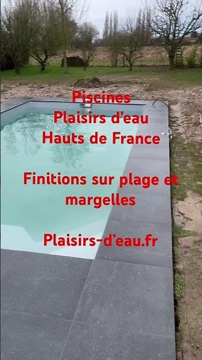 Installation et finitions sur plage et margelles d’une piscine. #pool #maison #construction