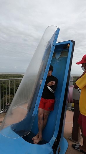 ウォータースライダー: 福岡のプールで楽しむ女性に人気のアトラクション