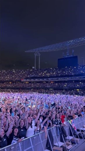 30 years of ‘Don’t Look Back In Anger’. Throwing it back to #OasisLive25 in São Paulo 🇧🇷