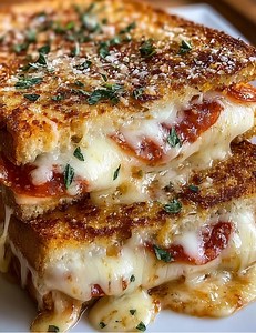 49K views · 855 reactions | Pizza Grilled Cheese 2 slices of bread (your choice, such as white, whole wheat, or sourdough) 2 tablespoons butter, softened 1/2 cup shredded mozzarella cheese 1/4 cup pizza sauce 1/4 cup sliced pepperoni (or your favorite pizza toppings) ...... Full Recipe in Coʍmеոτ  | Old Fashioned Recipes | Facebook