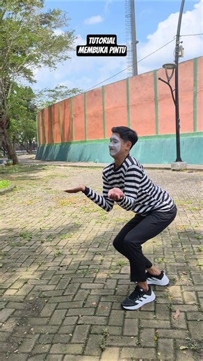 Tutorial on opening the door #pantomimbojonegoro #pantomimindonesia #pantomim #pantomimanak #pant...