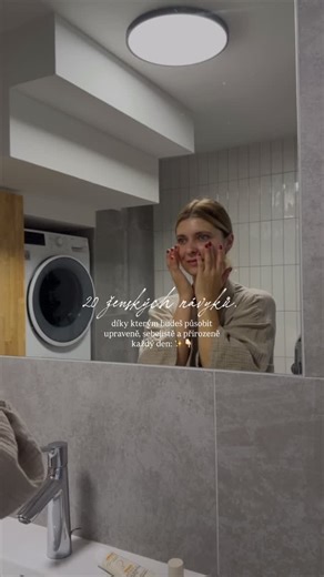 Karolína, holka s cukrovkou 💉 on Instagram: "2️⃣0️⃣ ženských návyků, díky kterým budeš působit upraveně, sebejistě a přirozeně každý den: ✨👇🏻 1. Ráno jako první vypij sklenici vody 💧 2. Měj vždycky upravený vlasy – udělají víc než make-up. Někdy je stačí jen rozčesat nebo stáhnout do jednoduchého culíku/drdolu. 3. I když nestíháš, dopřej si rychlou každodenní skincare. 4. Upravené obočí + hydratované rty = základ, který vždycky funguje. 5. Vyber si svůj signature parfém nebo body mist - jem