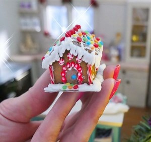 14K views · 190 reactions | This teeny weeny gingerbread House is so cute ... it's the smallest one I've ever made ... but keep watching & you'll see my BIGGEST ever gingerbread house! Merry Christmas everyone  | Ann Reardon How To Cook That | Facebook