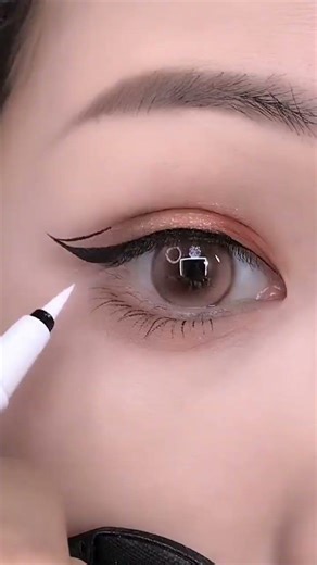 Perfect Eyeliner Tutorial for Beginners | Easy Eyeliner Pencil Makeup Look#eyeliner #eyemakeup #shor