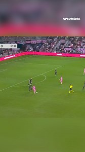 Messi surprised on the field 😲 but also with his new haircut 💇🏻‍♂️ | The Cracks