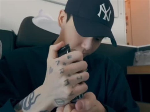 𝙅𝙀𝙊𝙉 𝙅𝙐𝙉𝙂𝙆𝙊𝙊𝙆 ⁷ on Instagram: "Applying hand cream"