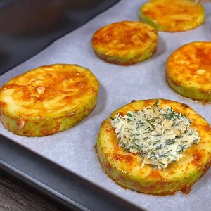 🥒 Dovlecei cu cașcaval la cuptor 🧀 🥒 🍅 Gustărică rapidă și sănătoasă | Rețetele Bunicii