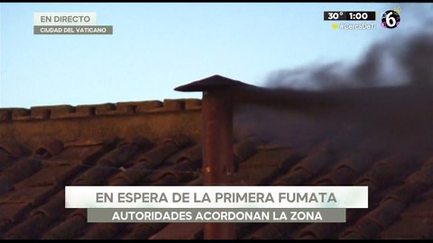 Sale humo negro de la chimenea tras primera votación en el Vaticano