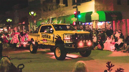 🎄 Hendersonville Christmas Parade 2025 — Full Replay! 🎅✨ I had a great spot for filming this year’s parade, but there were some personal conversations happening right beside me. To respect everyone’s privacy, I chose to mute the original audio and add a Christmas music playlist instead. So sit back, turn up the festive vibes, and enjoy the full 1-hour parade in beautiful Hendersonville! From the floats and dancers to our amazing local groups, this year was packed with holiday spirit. ❤️💚 If y