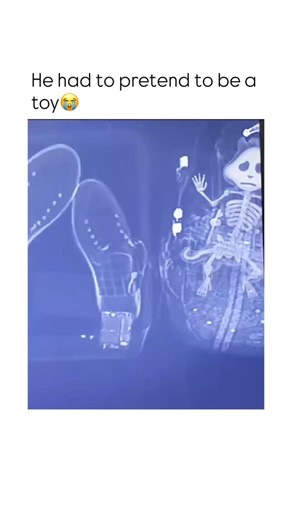 Just now realizing that’s crazy eyes😭 🎬 Alvin and the Chipmunks (2007) follows struggling songwriter Dave Seville, who accidentally discovers three talking chipmunks-Alvin, Simon, and Theodore-after they sneak into his home. Dave reluctantly becomes their caretaker and learns they can sing, turning them into a pop sensation. Alvin’s mischievous confidence drives their rise to fame, while Simon’s intelligence and Theodore’s sweetness balance the group. Music executive lan Hawke exploits the Chi