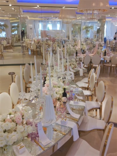 Quando l’eleganza non ha bisogno di spiegazioni. A Villa Regina ogni matrimonio prende forma attraverso una regia fatta di luce, dettagli e armonia: la mise en place curata, i fiori che accompagnano la sala, le candele che rendono l’atmosfera più intima, gli sposi al centro di una scenografia pensata per accogliere davvero. In questo matrimonio tutto parla di equilibrio: raffinato, luminoso, emozionante. Perché la bellezza più forte è quella che resta elegante, anche quando ogni dettaglio è stat