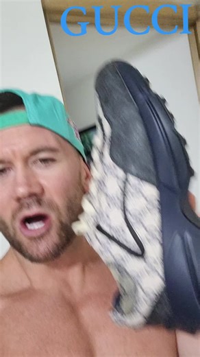 Gucci à Medellín 😳🔥 Même qualité, fraction du prix | La vérité que le Québec doit voir Ici à Medellín, le magasinage, c’est un autre niveau. Regarde bien mes chaussures Gucci et mon ensemble complet 👟✨ 👉 Impossible de savoir que c’est du contrefait. 👉 Qualité ULTRA premium. 👉 Tous les accessoires sont inclus. 💰 Au Québec, ça vaut des milliers de dollars. 🇨🇦 Ici, j’ai payé 150 $ CAD pour les chaussures 👕 120 $ CAD pour l’ensemble complet C’est ça, la réalité de Medellín. Une ville moder