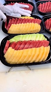 So Fascinating the fast way to peel and cut watermelon,honeydew,premium melon,pineapple and dragon fruit!😱 #watermelon #honeydew #melonpremium #pineapple #dragonfruit #fruitcutting #fyp | Rifki Rinaldi