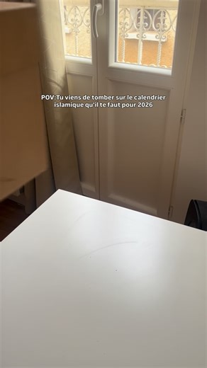 Soouki ART | Calligraphie Arabe on Instagram: "Et si ce calendrier était fait pour toi🤍 Il contient: • Dates islamiques importantes • Premier jour de chaque mois hégirien • Jours blancs & jours recommandés de jeûner • Rappel hebdomadaire des sunan du vendredi • Rappel islamique mensuel • Design épuré et minimaliste, illustré de calligraphies arabes Calendrier à poser en format A5 ✨ Prix : 25€"