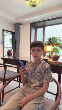 Max唱过中文、英文、日文、意大利、俄罗斯五种语言歌曲之后，今天又带来了第六种语言的歌曲，葡萄牙语！听不懂，不过还怪好听的！😂