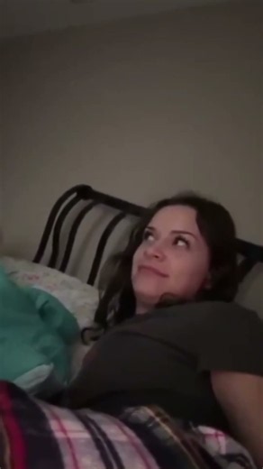 Girl loud farts in bed 💨🤣 #shorts