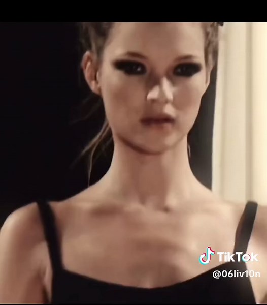 Exploring the Timeless Beauty of Kate Moss in 90s Fashion