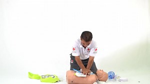 ⛑🩻 I Hoy aprenderemos a cómo aplicar de manera correcta la Maniobra de Heimlich a personas que se atragantan con alimentos u objetos y cómo dar correctamente la Reanimación Cardiopulmonar (RCP) a personas adultas. | Cruz Roja Salvadoreña