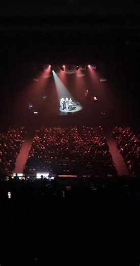 [En direct] Le groupe corse I Muvrini débute sa nouvelle tournée, ce soir, à Bayonne, devant une salle Lauga comble. Lauga Côté Scène se poursuit demain, avec Anne Roumanoff - L’expérience de la Vie puis Les Franglaises, samedi soir. 🎫 Billetterie en ligne 👉 visitbayonne.com/reserver/billetterie-concerts-spectacles #BayonneMaVille | Ville de Bayonne