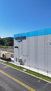Así va la construcción del almacén de Amazon 📦✨ ¡Amazon llega a Puerto Rico!En Dorado se construye el primer centro de entregas de Amazon en todo el Caribe, con más de 100,000 pies cuadrados.Puerto Rico se convierte en un punto estratégico para acelerar el “last mile” 🚚💨 llevando tus paquetes más rápido hasta tu puerta #fblifestyle | Tíratepr