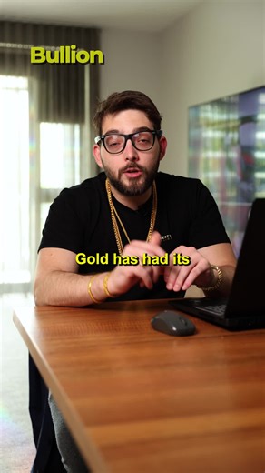 Gold has just had its worst week since 1983, dropping 10.3% in US dollars. Silver got hit even harder, down 15.7%, while platinum actually held up the best, only falling 4.28%. The reason for the drop is a big shift in interest rate expectations. Earlier this year, the market was betting on rate cuts, which helped fuel that huge rally in gold and silver. Now that expectation has flipped, with markets starting to price in rates staying higher for longer, and maybe even going higher again. That ch