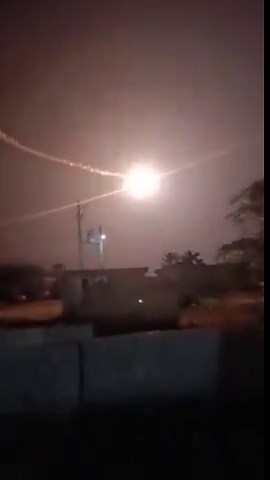 🚨 عاجل.. يُظهر أول فيديو اشتباكات بين فرق البحث والإنقاذ القتالي التابعة لسلاح الجو الأمريكي ومسلحي الباسيج والحرس الثوري، الذين حاولوا أسر أحد أفراد طاقم طائرة F-15E، والذي كان قد لجأ إلى قرويين في منطقة كوه سياه، بمحافظة كوهدشت في إيران.وقام طيار طائرة A-10C+ التي كانت تؤمّن مروحيات الإنقاذ بإطلاق صواريخ موجهة على مسلحي الباسيج، ما أدى إلى مقتلهم قبل تمكنهم من أسر فرد الطاقم.⚠️ ملاحظة: هذه الرواية متداولة على وسائل التواصل، ولا يوجد حتى الآن تأكيد رسمي مستقل يدعم جميع تفاصيلها.