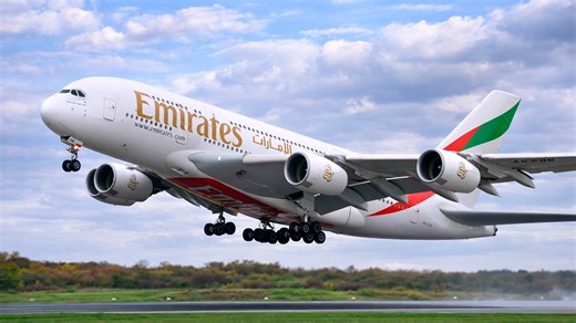 Powerful plane takeoffs you can hear clearly