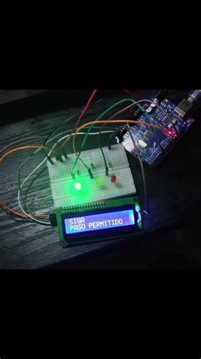 Semáforo inteligente con Arduino y LCD 16x2: ¡Muestra cuándo pasar o detenerte. #arduino