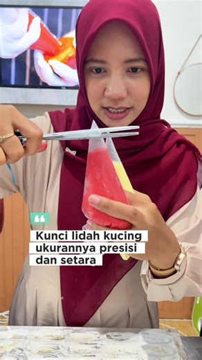 Alasan simpelnya agar bentuk dari si lidah kucing ini sama rata, tidak ada kebesaran dan tidak ada yang kekecilan. Tapi ingat! Tekanan pada saat cetak si lidah kucing ini harus konsisten. Jangan terlalu rekam banget dan jangan terlalu lemes juga. Karena dari segi bentuknya akan berpengaruh nantinya✨ Yang punya pengalaman pembuatan lidah kucing, yuk share di kolom komentar 👇 Info kelas ada di sini👇 🧕🏻 Admin Kelas Momia Dessert ☎️ 6282299939001 #Tutorial #BelajarBaking #TipsandTricks #foodtuto