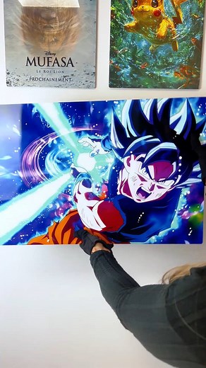 ⚡ La puissance du Kamehameha s’invite sur ton mur ! 💥 Découvre Son Goku dans toute sa rage et sa détermination à travers un tableau en métal ultra brillant, figé au moment de sa plus célèbre attaque 🌀 Les reflets métalliques amplifient la lumière bleutée de l’énergie, rendant la scène vivante, intense et spectaculaire. Une décoration murale épique, parfaite pour les fans de Dragon Ball et les passionnés d’action et de puissance légendaire 🔥 🎁 idéal pour offrir ou s'offrir un beau cadeau (c'e