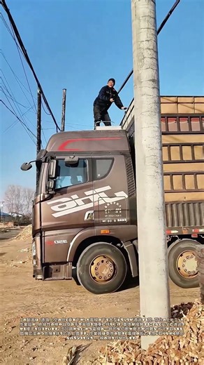 電線をかわす：立ち姿の作業員が紡ぐ大型車の隘路突破