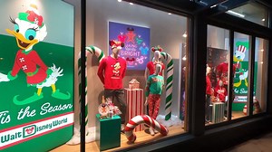 20K views · 2.9K reactions | The holiday season has come to life in magical window displays all across Walt Disney World Resort! Fnd out more about the amazing team - and Disney magic - that goes into transforming these eye-catching spaces each year! ✨ https://bit.ly/2Igp3z6 #DisneyHolidayMoments | Walt Disney World Cast and Community | Facebook