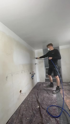Mike Unger on Instagram: "🏠 Altes Wandloch? Kein Problem! In dem heutigen Video zeige ich euch, wie ich eine alte, ausgebaute Leibung – also den ehemaligen Türdurchgang – professionell wieder verschließe. Und das von A bis Z! 👷‍♂️ ⸻ 🔨 Arbeitsschritte im Überblick: • Zuerst habe ich den Bereich mit OSB-Platten und anschließend mit Gipskartonplatten geschlossen • Danach kam das Gewebe zum Einsatz und ich habe alles sorgfältig verspachtelt • Im Anschluss wurde die Fläche geschliffen, grundiert u