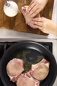 Two things to love about the Anolon Advanced Home skillet: 1) the nonstick is so incredible that food releases easily no matter what you're searing, and 2) the base heats evenly so hot spots are never an issue. #LetsEat http://bit.ly/32C0ukQ | Anolon