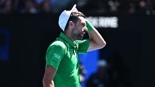 Open d'Australie: le très mauvais geste de Djokovic, qui frôle la disqualification après avoir failli toucher une ramasseuse de balles