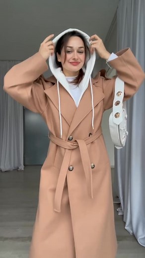 ⭐ NOUVELLE COLLECTION DEAL STORE ⭐ Le manteau long le plus tendance de la saison est là 🔥 Coupe élégante, capuche stylée, tissu chaud et look ultra-moderne 🤍 Parfait avec jeans, bottines ou baskets… un incontournable pour cet hiver ❄️✨ 📦 Livraison rapide partout en Tunisie 💖 Qualité premium – Quantités limitées | Deal Store