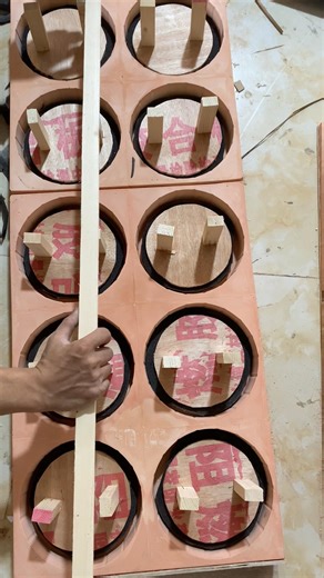 Manufacturing process of electroplated silver PET round basin inner tray packaging box