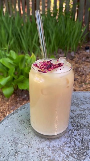 Licorice root is an awesome natural sweetener and I use it in this recipe by using our sweet and staple blend, Hug In A Mug. If you want to substitute it for plain licorice root, only use 1/2 the amount. Hope you love this awesome Sweet Ginger Peach Milk Tea Recipe! SAVE it for later✨ Ingredients: -1 tsp Ginger Peach Iced Tea -1 tsp Hug In A Mug -1 cup hot water -3/4 cup milk of choice -1/4 tsp vanilla extract -1 heaping cup ice 1) Add your tea to your hot water and let it steep for 5 minutes. 2