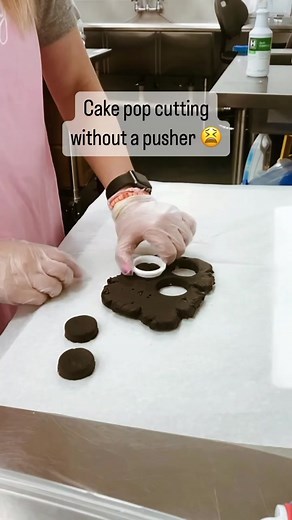 If you’re cutting out your cake pop shapes and still using your fingers to push the dough out (that was us for awhile 👋🏻), time to get your hands on some pop pushers! This tool quickly pushes your dough out of the cutter WHILE retaining the dough shape. #popinnovations