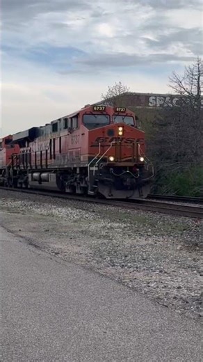 BNSF6737 leads BNSF Q-LACNYC through Wichita Kansas with a friendly crew #trains #etc #bnsfrailway