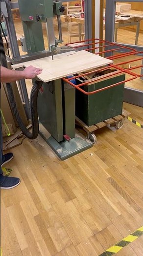 Såga baksidan | Cutting the back panel#såga #skåp #snickeri #träslöjd #woodworking #cabinetmaking