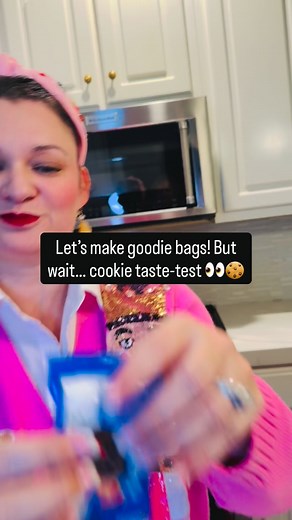 I wanted to make some inexpensive but adorable goodie bags for my little girl’s classroom, so I kept it simple and sweet. Just a little candy, some gummies, one small item they can actually use, and the cutest reindeer Oreo cookies you’ve ever seen. These turned out precious and budget-friendly — perfect for a classroom holiday treat! Classroom holiday goodie bags ideas, inexpensive Christmas goodie bags, affordable kid goodie bag ideas, easy Christmas treats for classrooms, reindeer Oreo cookie