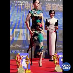 #EverydayHero Despite losing a leg, she steps onto the stage of a fitness contest with a crutch confidently and gracefully. The video of Gui Yuna, a retired high jumper, wearing qipao has gone viral and become an inspiration for many. #IDPD | China Daily