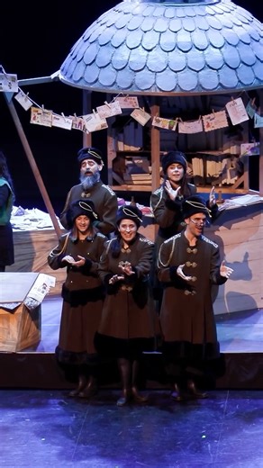 Festes Lleida on Instagram: "Les cartes ja volen cap a l’Orient! Els Carters i Carteres reials no en deixen cap enrere ✨ Aquí comença tot. Sense cartes, no hi ha màgia! 💌 @zumzumteatre @cia.inhabitants @xipxapteatre @tandorandpaxton @stagelabcoop @vtecnicsenruta @escenaplancton @deixans_signar @antonitolmos @ajuntamentdelleida @cultura_lleida @ramolins #FactoriadelsReixos #Reixos2026 #ReixosLleida #Nadal #FestesLleida #onlaboirafalamagia #nadalalleida #Lleida"