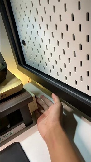 DIY custom Ikea skadis pegboard frame with warm LED #pegboard #desksetup