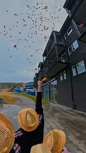 🎉 Vi nærmer oss slutten av 2025 🎉 For et år det har vært her på Vestlia Resort 💛 2025 har bydd på magiske øyeblikk, storslått natur og minner vi tar med oss videre. ✨ Nå teller vi ned til 2026 og gleder oss til nye eventyr, opplevelser og fjelløyeblikk sammen med dere. ✨ 🎿 Godt nytt år – og tusen takk for et fantastisk 2025 fra alle oss på Vestlia Resort! #VestliaResort #Geilo #GodtNyttÅr #Fjellglede #visitnorway | VESTLIA RESORT