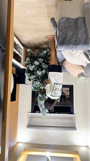 Ganito na daw pala magkabit ng Christmas Tree - Upside down version by Kim Chiu 🎄✨🤣 #Christmas #BananaQueen #Bananafam | Joyang TV