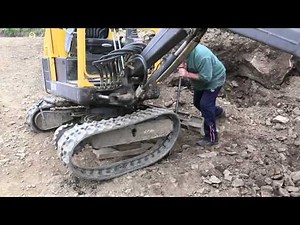 Montage chenille caoutchouc sur mini-pelle