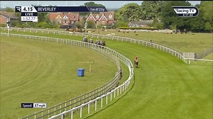 👀 Incredible scenes at Beverley Racecourse. Calculus & Kieran Schofield set sail for glory a long way from home & cling on to cause a 50/1 shock for Sara Ender | Racing TV